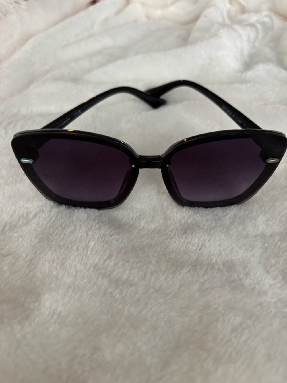 Vince Camuto VC907 Cat Eye Sunglasses - Black